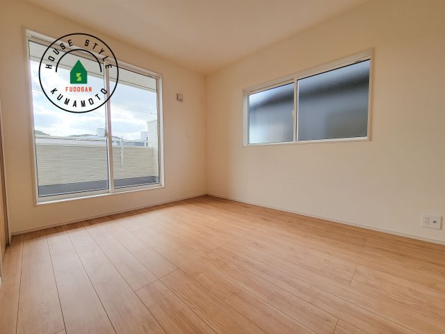 熊本市東区戸島5丁目第1₋4棟(2号棟)の洋室|採光良好な洋室は全居室、複層ガラスの遮熱効果と断熱効果で、一年中快適に過ごせます。