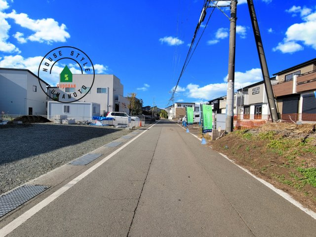 熊本市東区戸島5丁目第1₋4棟(2号棟)の前面道路含む現地写真|前面道路は閑静な住宅地をはしる車通りの少ない道路。お車の出し入れが苦手なママや小さなお子様にも安心ですね。しっかり舗装もされているので、ベビーカーや自転車で通っても快適に通行できます。