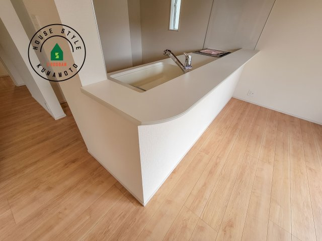 熊本市東区戸島5丁目第1₋4棟(2号棟)のダイニング|キッチンから立ち込める香りが今日の料理を期待させます。