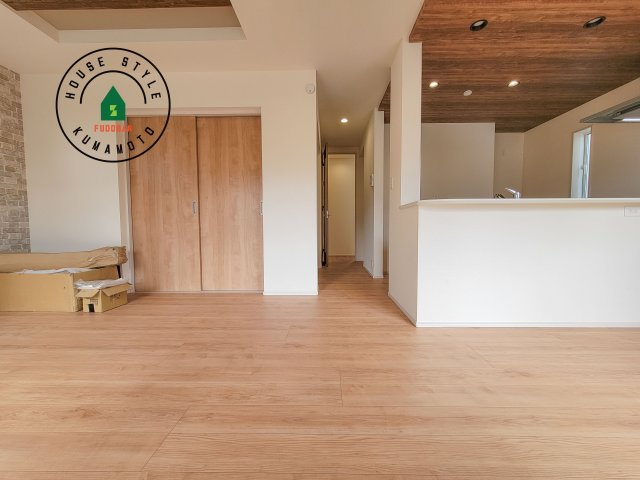 熊本市東区戸島5丁目第1₋4棟(2号棟)の居間・リビング|キッチンからリビングをしっかり確認できます。家族の笑顔があふれる空間になりそうですね。