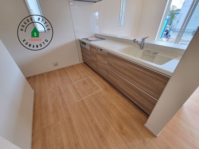 熊本市東区戸島5丁目第1₋4棟(2号棟)のキッチン|ダイニングテーブルへの配膳がラクラク、お料理はかどるカウンター付きシステムキッチン！