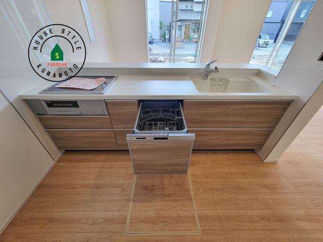熊本市東区戸島5丁目第1₋4棟(2号棟)のキッチン|明るいキッチン作業スペースを多くとりました。ご夫婦でキッチンに立っても調理がしやすい広さです。食器類もすっきりと片付く収納は魅力的です。