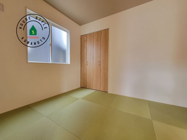 熊本市東区戸島5丁目第1₋4棟(2号棟)の和室|和室を上手に活用すると暮らし方の幅が広がります。例えば普段は開け放して、子供の小さいうちはお昼寝や遊びのスペースに。畳はソフトなので転んでもケガをしにくく安心です。