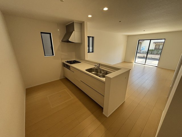 小牧市大字岩崎　新築戸建　A号棟のキッチン|冷蔵庫やカップボードを設置しても狭くありません