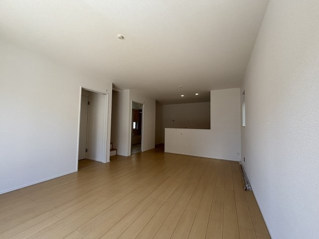 小牧市大字岩崎　新築戸建　A号棟の居間・リビング|広々としたLDKです！