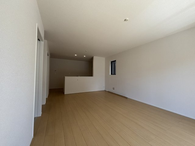 小牧市大字岩崎　新築戸建　A号棟の居間・リビング|広々としたLDKです！