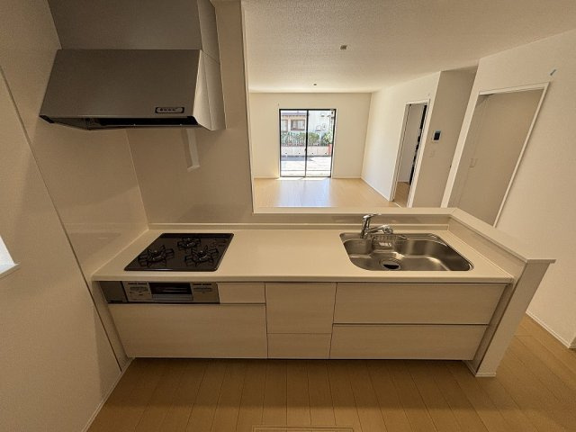 小牧市大字岩崎　新築戸建　A号棟のキッチン|シンプルな色のキッチンです