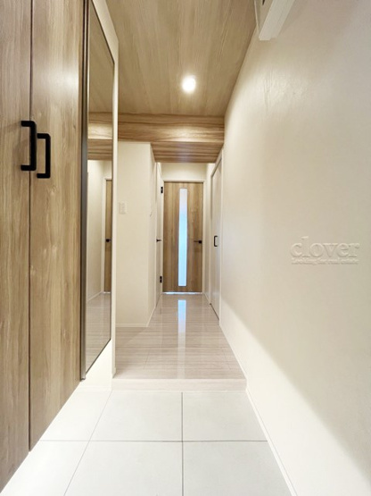 【玄関】 | サングリア中目黒 | 玄関ドアを背に、廊下と室内を望みます。ナチュラル系の色合いを重視した内装のイメージをご確認ください。お部屋の第一印象やイメージを決定づける空間です。～即日のご見学可能～　お問合せはお気軽にどうぞ。