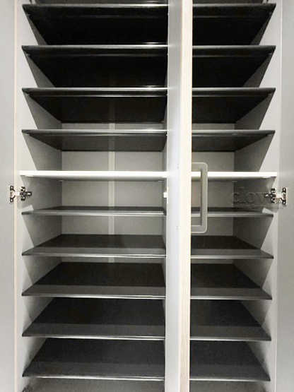 【収納】 | サングリア中目黒 | トールタイプのシューズボックスを配しました。棚板は可変式になっており、たくさんの靴のほか、小物も収納できるゆとりがあります。～即日のご見学可能～　お問合せはお気軽にどうぞ。