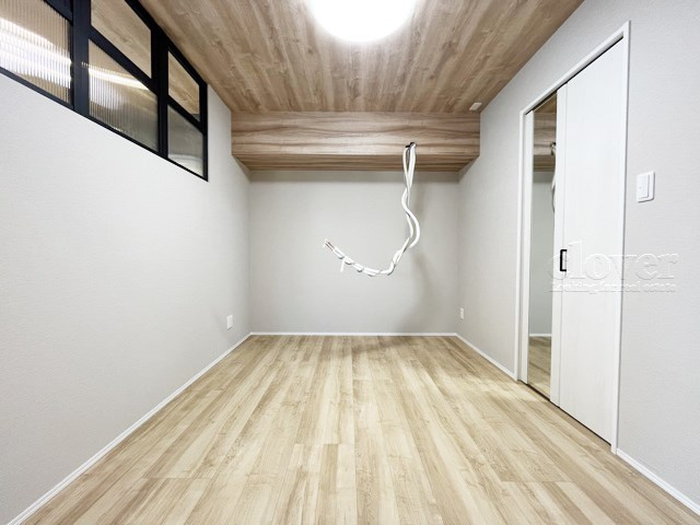 【洋室】 | サングリア中目黒 | 大きな収納力が魅力の洋室。多くのお客様から、「欲しいもの＝収納」という声をいただきますが、まさにこのようなお部屋は需要の高さを感じます。～即日のご見学可能～　お問合せはお気軽にどうぞ。