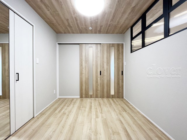 【寝室】 | サングリア中目黒 | 大きな収納力が魅力の洋室。多くのお客様から、「欲しいもの＝収納」という声をいただきますが、まさにこのようなお部屋は需要の高さを感じます。～即日のご見学可能～　お問合せはお気軽にどうぞ。