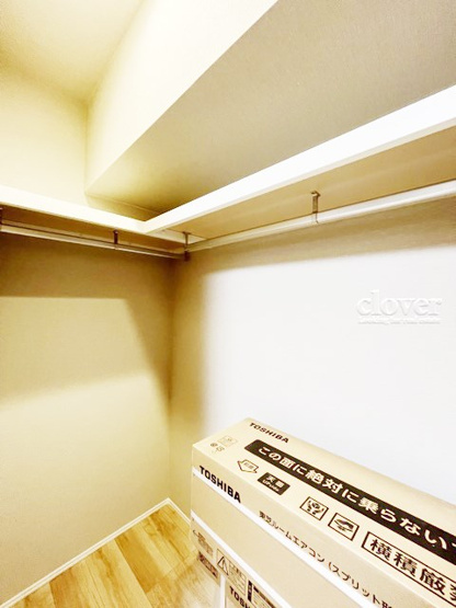 【収納】 | サングリア中目黒 | ウォークインクローゼット内部の様子。空間が広く、たっぷりとした収納力が、一枚の写真からも伝わってきます。～即日のご見学可能～　お問合せはお気軽にどうぞ。