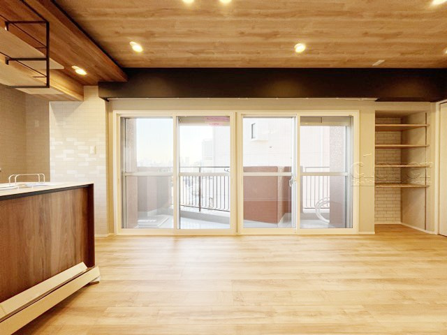 【居間・リビング】 | サングリア中目黒 | 広く明るいLDKの特徴は、複数の窓から光を取り入れられる構造になっていること。多くの時間を過ごすこの空間が明るいことは、何よりの満足感に繋がります。～即日のご見学可能～　お問合せはお気軽にどうぞ。