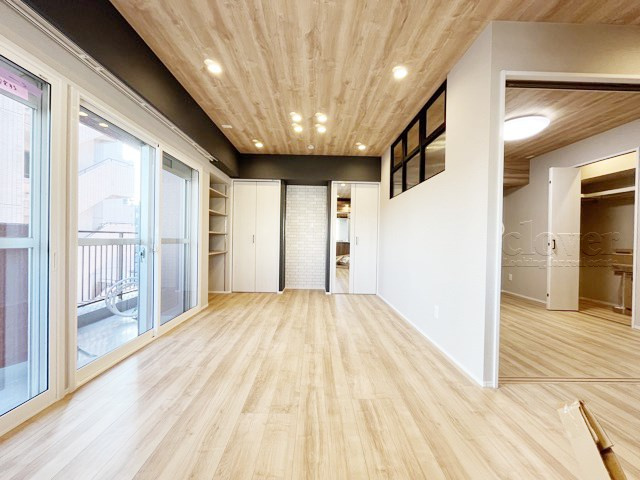 【居間・リビング】 | サングリア中目黒 | ゆったりと過ごせるよう機能的にデザインされたLD（リビング・ダイニング）の様子。その明るさや奥行きを感じてください。～即日のご見学可能～　お問合せはお気軽にどうぞ。