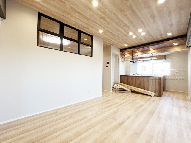 【居間・リビング】 | サングリア中目黒 | 広くスペースをとってあるLDK。この空間に、どのように家具を配置していくのかを考えるのが、住宅購入時のなによりの楽しみです。～即日のご見学可能～　お問合せはお気軽にどうぞ。