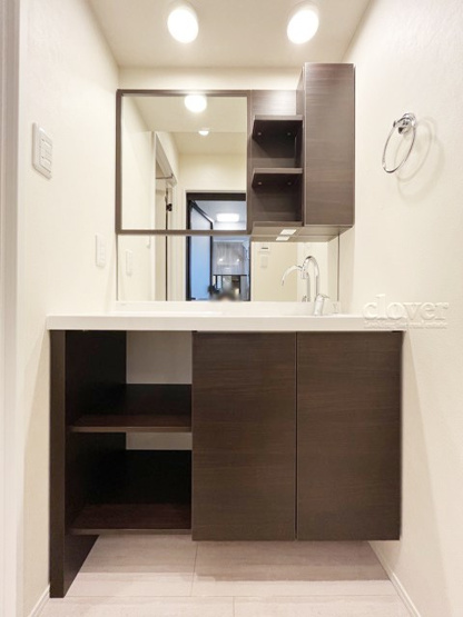 【独立洗面台】 | サングリア中目黒 | 洗面台は毎朝、自分を眺めながら活力を高める場所。その際に鏡に映った背景自体が「新居」の喜びを増幅してくれそうです。～即日のご見学可能～　お問合せはお気軽にどうぞ。