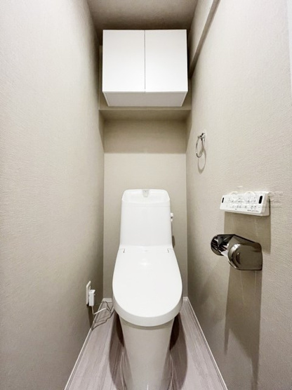 【トイレ】 | サングリア中目黒 | 温水洗浄便座付き　上部に収納を備えたトイレです。自宅の中でも最もプライベートな空間だからこそ、ほしい「落ち着き」がここにあります。～即日のご見学可能～　お問合せはお気軽にどうぞ。