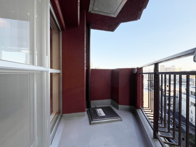 【バルコニー】 | サングリア中目黒 | バルコニーの様子。ここからの眺めが、日々のストレスを発散してくれることでしょう。ちなみにバルコニーは専有部分ではなく「共用部分」の扱いです。～即日のご見学可能～　お問合せはお気軽にどうぞ。