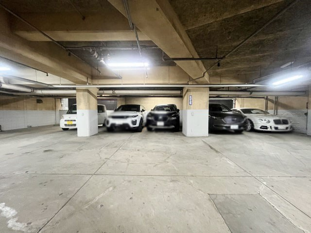 【駐車場】 | サングリア中目黒 | マンションの駐車場スペース。空きの有無や駐車料金、サイズ規定などについては、改めてお問い合わせください。～即日のご見学可能～　お問合せはお気軽にどうぞ。
