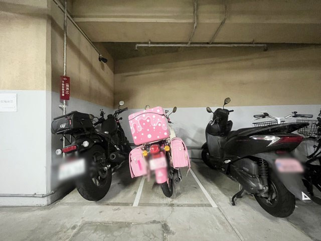 【駐車場】 | サングリア中目黒 | バイク置き場。空き区画の有無や駐輪料金、サイズおよび排気量規定などについては、改めてお問い合わせください。～即日のご見学可能～　お問合せはお気軽にどうぞ。
