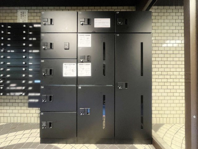 【設備】 | サングリア中目黒 | 仕事をしたり、家をあけがちな人にとっては必須となる、宅配BOX。ネット通販や宅配サービスの利用頻度が高い人にとっても、うれしい設備です。～即日のご見学可能～　お問合せはお気軽にどうぞ。
