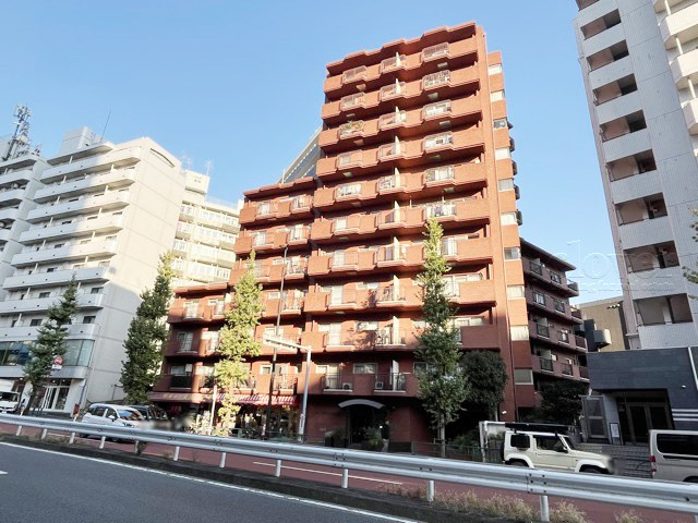 【外観】 | サングリア中目黒 | 手入れの行き届いた外壁やエントランスなど、「見ればわかる」レベルで清潔感を保ったマンションです。築年数を感じさせない姿で皆様をお出迎えします。～即日のご見学可能～　お問合せはお気軽にどうぞ。
