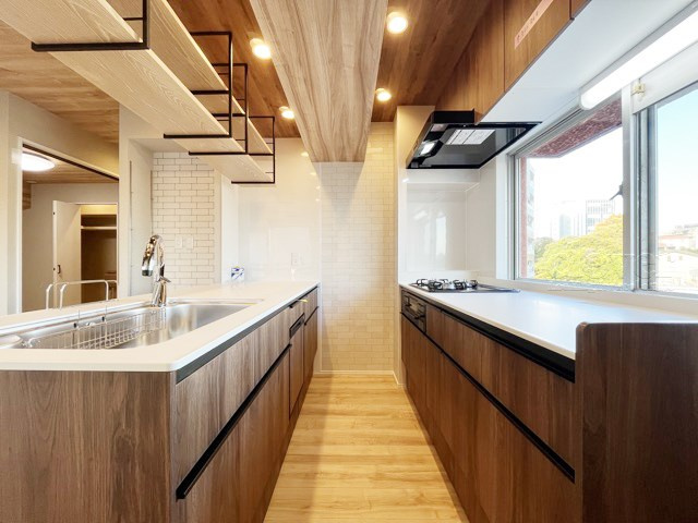 【キッチン】 | サングリア中目黒 | 食洗機付き　カウンター式のシステムキッチン。スッキリと見晴らしの良いキッチンで、気分よく調理や洗い物に精を出せそうですね。～即日のご見学可能～　お問合せはお気軽にどうぞ。