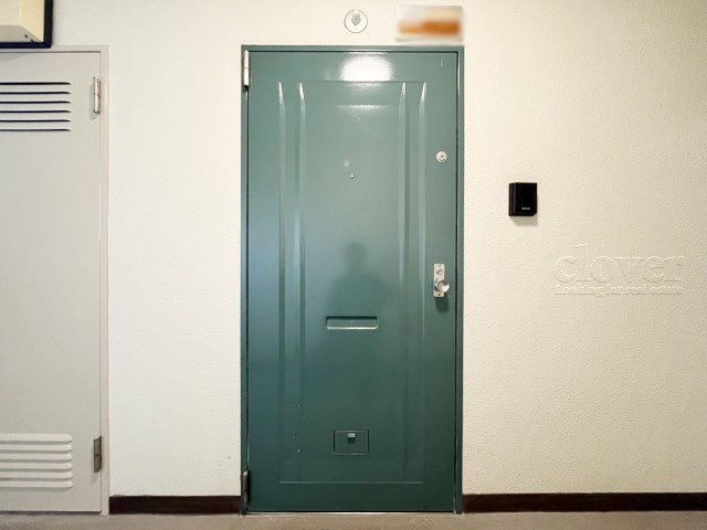 【その他共用部分】 | サングリア中目黒 | 皆様をお迎えする、お部屋の玄関ドア。開けやすさや開放角度、ドアノブの操作しやすさや鍵の形状などを、現地で一度ご確認ください。～即日のご見学可能～　お問合せはお気軽にどうぞ。