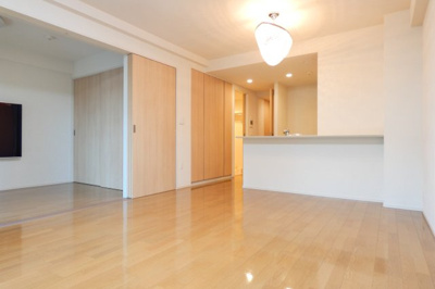 【居間・リビング】 | オハナ中神 | お子様を見ながらお料理できるカウンターキッチン仕様。
ガスコンロ3口完備です。