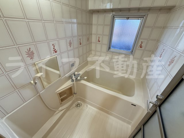 朝日プラザ生駒西2番館C棟の浴室|ゆったり過ごせるお風呂です