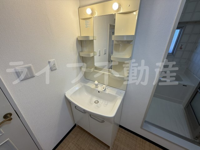 朝日プラザ生駒西2番館C棟の独立洗面台|使いやすい独立洗面台です