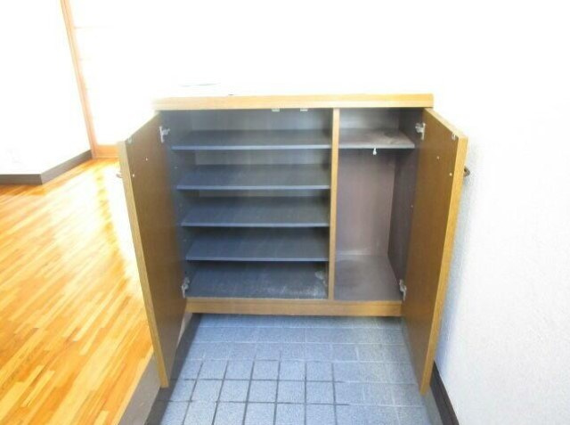 石原マンションの玄関