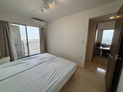 【寝室】 | キャナルファーストタワー | 【寝室】心と体をゆったりと安らげる主寝室。寝室のゆとりが大きい分だけ、暮らしの安らぎは深まります。一日の疲れを癒すだけでなく、ご夫婦の親密な語らいを紡ぎ出します