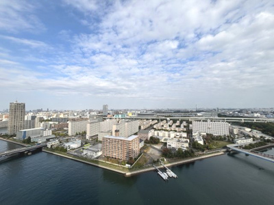 【展望】 | キャナルファーストタワー | 手を伸ばせば、ふれることが出来そうな環境が、そのままインテリアになったような印象です。その豊かな眺望にふさわしい空間には、通風・採光にも優れ、心地よい光と風があふれています