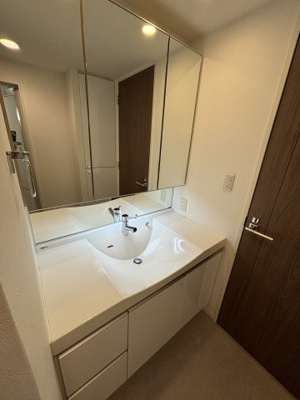 【独立洗面台】 | キャナルファーストタワー | 【洗面化粧台】洗面化粧台には三面鏡を採用。身だしなみを整えやすい事はもちろんですが、鏡の後ろに収納スペースを設ける事により、散らかりやすい洗面スペースをすっきりさせる事が出来るのも嬉しいですね