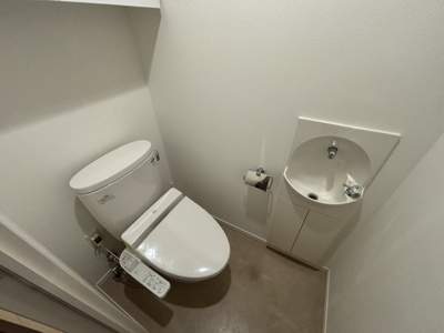 【トイレ】 | キャナルファーストタワー | 【トイレ】 収納スペースをしっかりと確保した温水洗浄便座機能付きトイレ。温水洗浄便座は清潔にお使いいただくための大切なアイテムです。