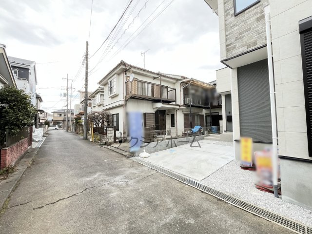 入間市東藤沢8丁目・全1棟　新築一戸建　～収納豊富～の前面道路含む現地写真