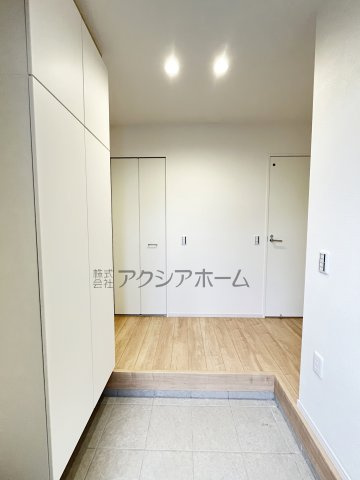 入間市東藤沢8丁目・全1棟　新築一戸建　～収納豊富～の玄関|現地写真（2025年12月17日撮影）