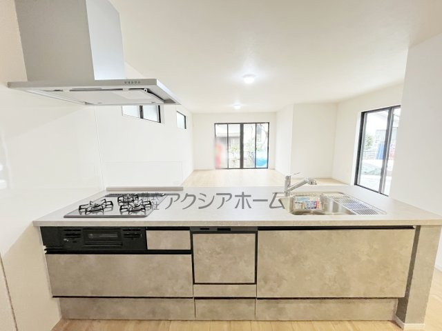 入間市東藤沢8丁目・全1棟　新築一戸建　～収納豊富～のキッチン|リビングが見渡せる対面式キッチン
