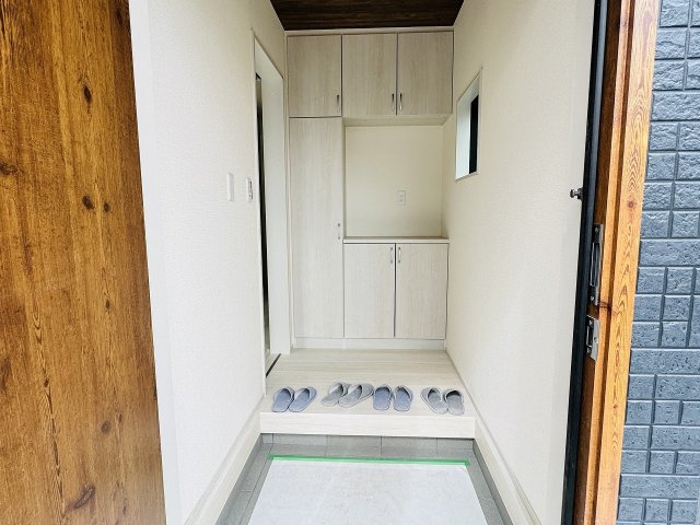 八王子市　散田町　新築一戸建て　２期の玄関|～正面には大容量のシューズボックスがあります～