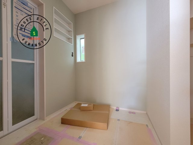 熊本市東区戸島5丁目第1₋4棟(4号棟)の脱衣所|ゆとりの洗面スペースで朝の身支度もスムーズに。暮らしを快適に変えるシャワー付洗面台です！