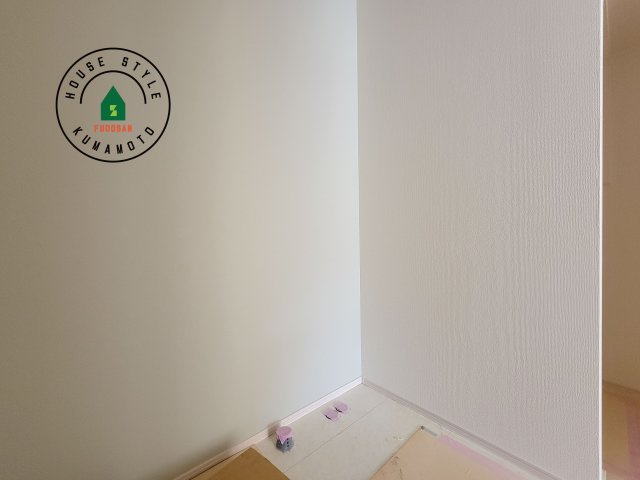 熊本市東区戸島5丁目第1₋4棟(4号棟)の独立洗面台|毎日使うものだから清潔な空間を保ちたい水回り。洗面にはそんな願いを解消させてくれる収納アイデアが満載です。三面鏡の裏側にはキャビネットが現れ小物から背の高い物まで収納できます。