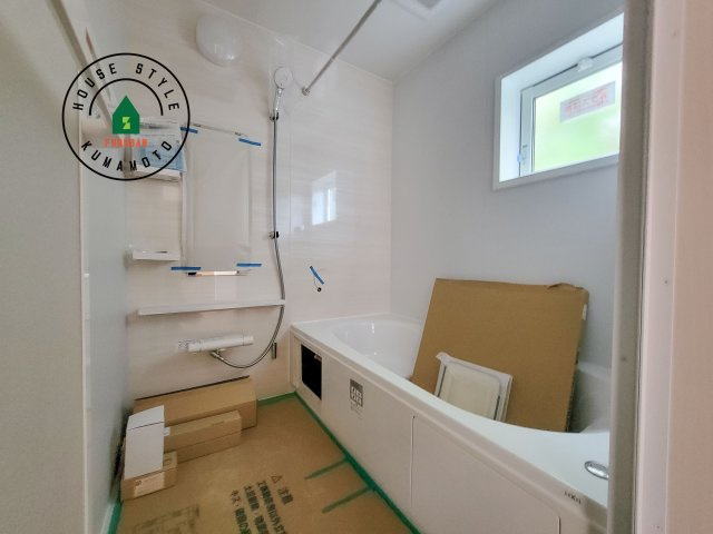 熊本市東区戸島5丁目第1₋4棟(4号棟)の浴室|1日の疲れを癒してくれる広々バスルーム。雨の日のお洗濯にも大活躍な浴室乾燥機付です！