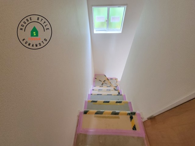 熊本市東区戸島5丁目第1₋4棟(4号棟)の内装|＜手すり付階段＞手すりがないと階段の昇り降りで危険なことはもちろん、壁に手をつきながら歩くことで壁紙が汚れやすくなります。すべての方に快適に昇り降りしていただくため、手すりを設置しました。