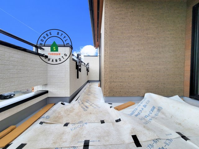 熊本市東区戸島5丁目第1₋4棟(4号棟)のバルコニー|風をしっかりと感じられるバルコニーでは、毎日が洗濯日和です。広々としているので洗濯も楽しくなるでしょうし、気分転換にバルコニーからの眺めを楽しむのもいいでしょう。