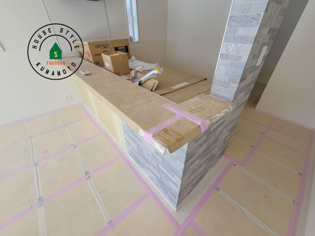 熊本市東区戸島5丁目第1₋4棟(4号棟)のダイニング|キッチンから立ち込める香りが今日の料理を期待させます。