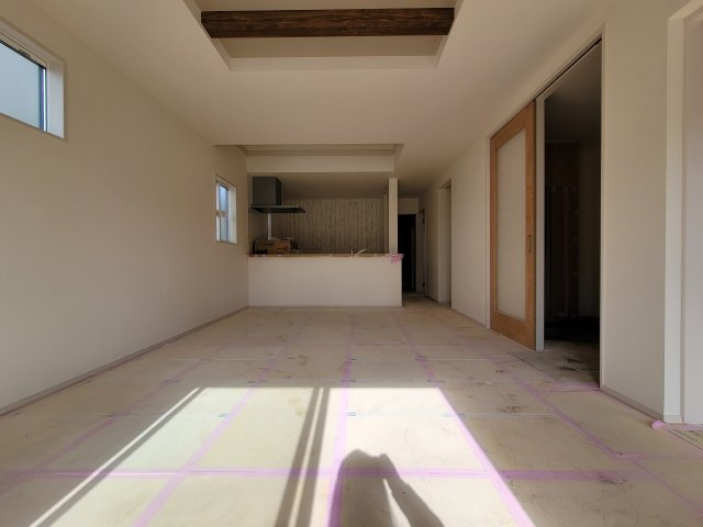 熊本市東区戸島5丁目第1₋4棟(4号棟)の居間・リビング|キッチンからリビングをしっかり確認できます。家族の笑顔があふれる空間になりそうですね。