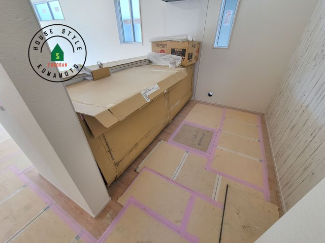 熊本市東区戸島5丁目第1₋4棟(4号棟)のキッチン|明るいキッチン作業スペースを多くとりました。ご夫婦でキッチンに立っても調理がしやすい広さです。食器類もすっきりと片付く収納は魅力的です。