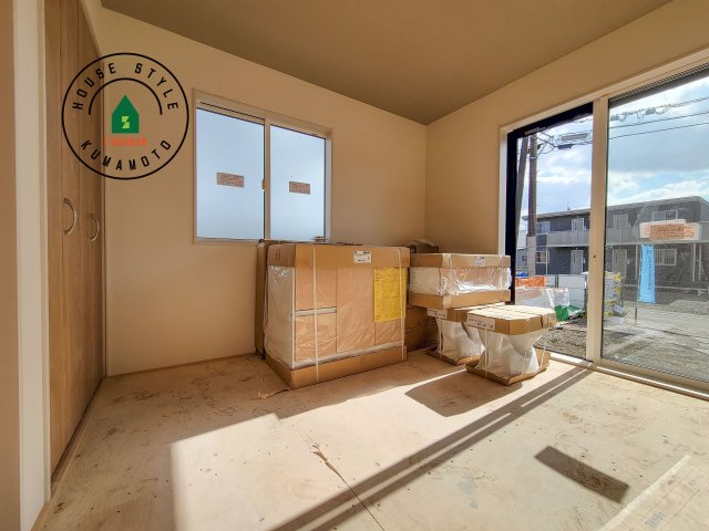 熊本市東区戸島5丁目第1₋4棟(4号棟)の和室|和室を上手に活用すると暮らし方の幅が広がります。例えば普段は開け放して、子供の小さいうちはお昼寝や遊びのスペースに。畳はソフトなので転んでもケガをしにくく安心です。