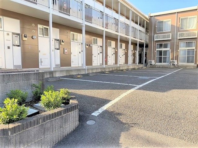 レオパレス風の駐車場